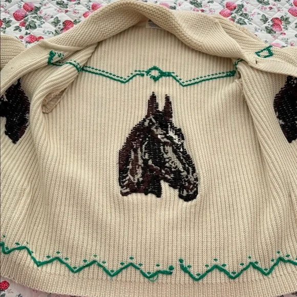 Beautiful Vintage Wool Cardigan Sweater with Horse Detail - Picture 9 of 12